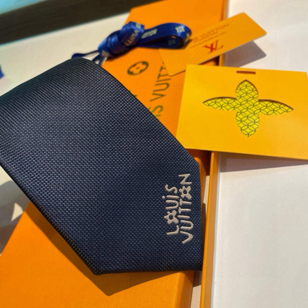 JumPing Dog 领带以细腻桑蚕丝展现品牌与 Tyler 携手的创意结晶。当季谐趣吉祥物跃现领结，