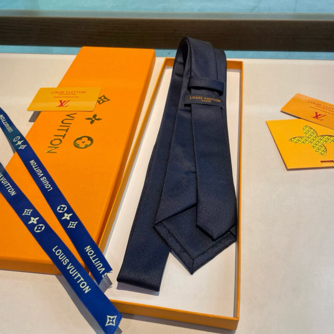 JumPing Dog 领带以细腻桑蚕丝展现品牌与 Tyler 携手的创意结晶。当季谐趣吉祥物跃现领结，