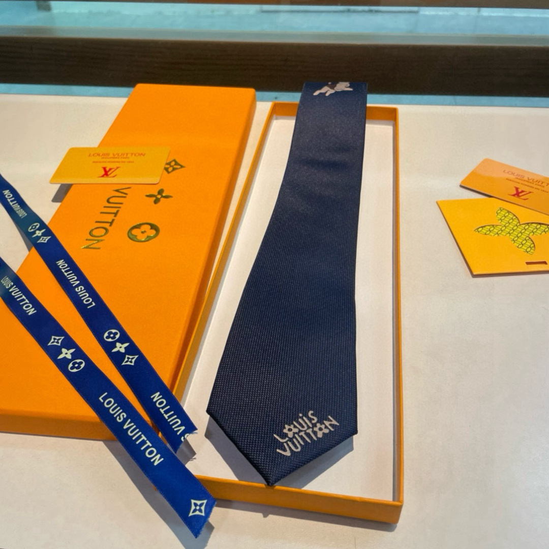 JumPing Dog 领带以细腻桑蚕丝展现品牌与 Tyler 携手的创意结晶。当季谐趣吉祥物跃现领结，