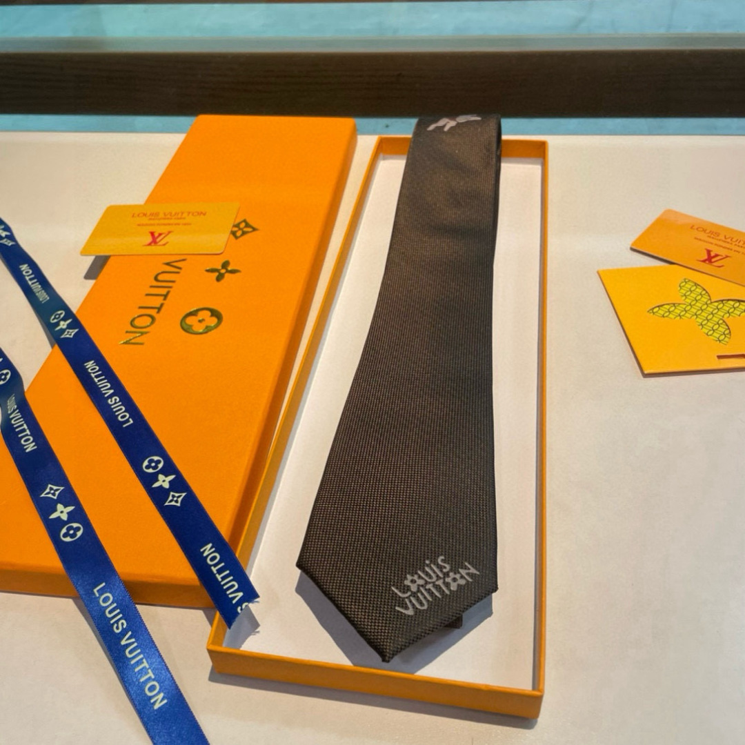 JumPing Dog 领带以细腻桑蚕丝展现品牌与 Tyler 携手的创意结晶。当季谐趣吉祥物跃现领结，