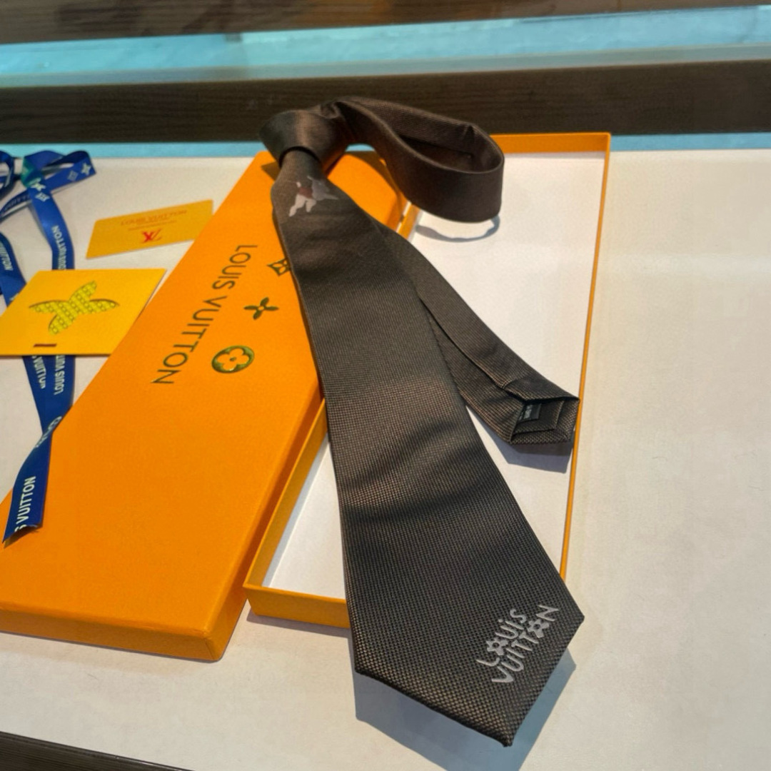 JumPing Dog 领带以细腻桑蚕丝展现品牌与 Tyler 携手的创意结晶。当季谐趣吉祥物跃现领结，