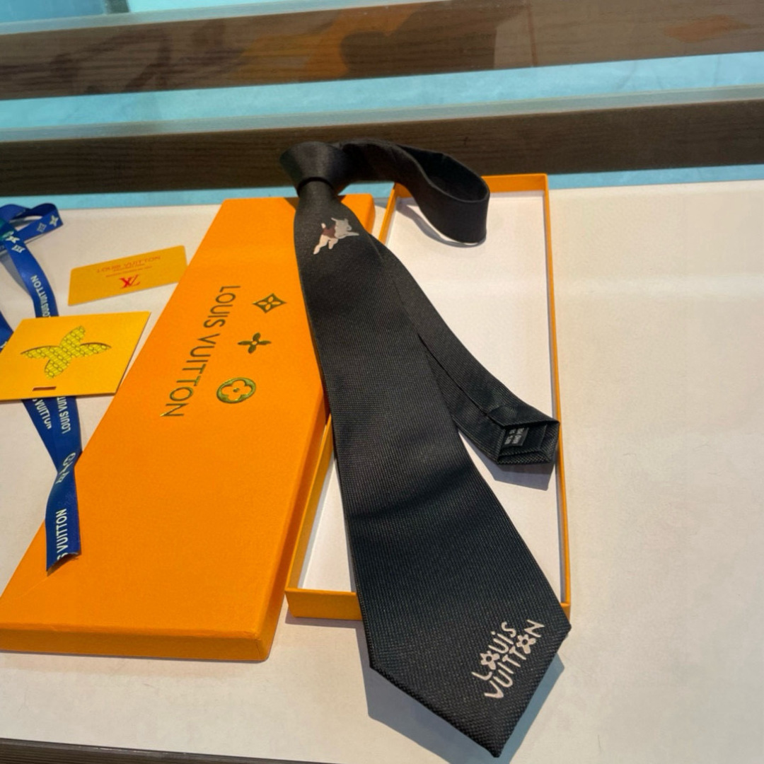 JumPing Dog 领带以细腻桑蚕丝展现品牌与 Tyler 携手的创意结晶。当季谐趣吉祥物跃现领结，