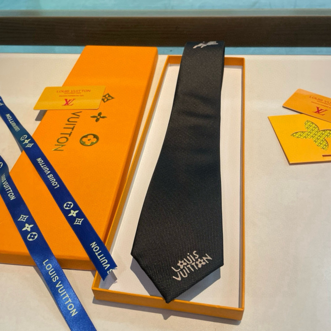 JumPing Dog 领带以细腻桑蚕丝展现品牌与 Tyler 携手的创意结晶。当季谐趣吉祥物跃现领结，