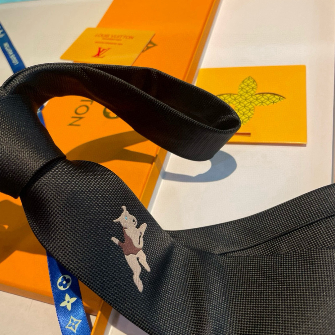 JumPing Dog 领带以细腻桑蚕丝展现品牌与 Tyler 携手的创意结晶。当季谐趣吉祥物跃现领结，