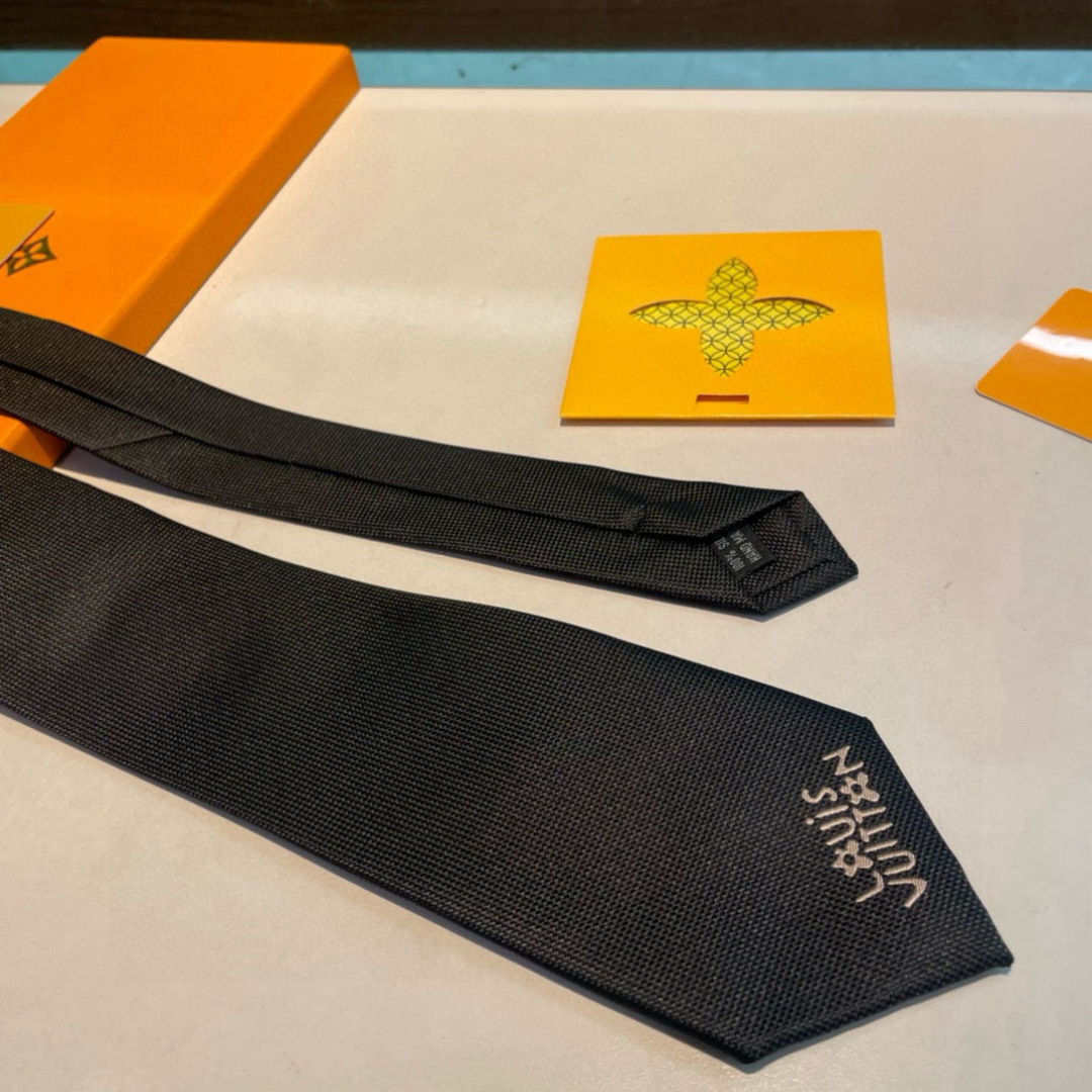 JumPing Dog 领带以细腻桑蚕丝展现品牌与 Tyler 携手的创意结晶。当季谐趣吉祥物跃现领结，