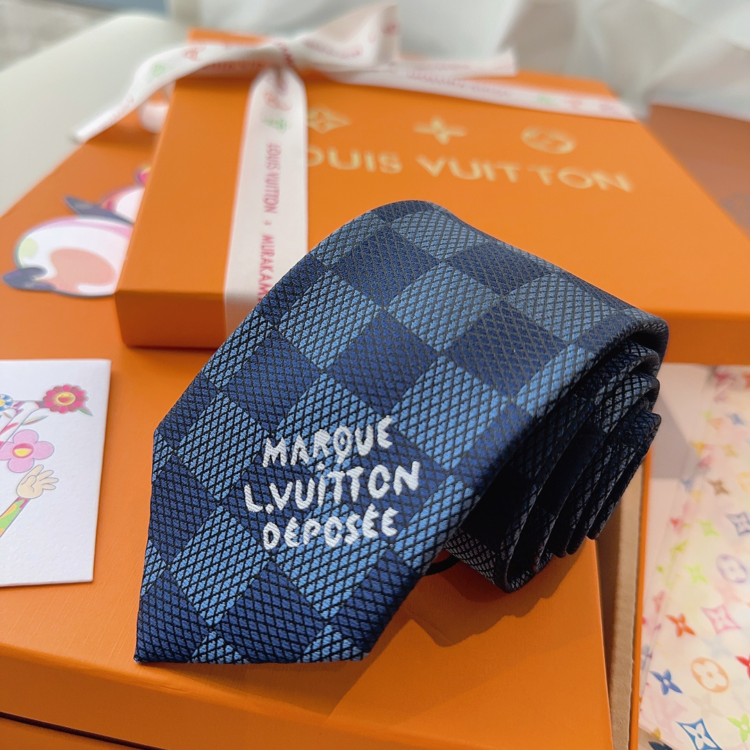 特 本款领带取材桑蚕丝装饰线混纺，汇聚创意总监Pharrell Williams 设计的品牌元素。经典D