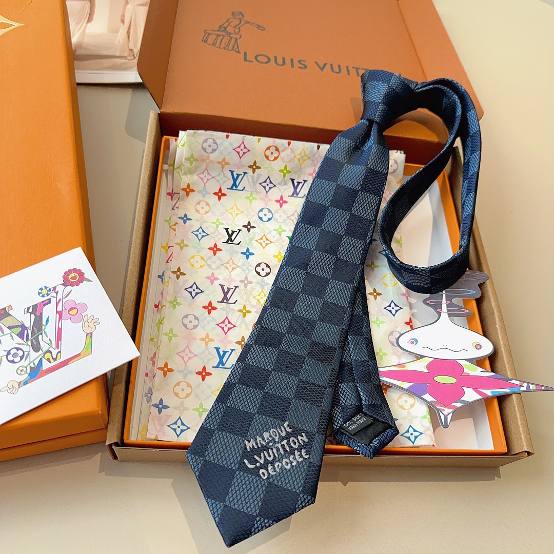 特 本款领带取材桑蚕丝装饰线混纺，汇聚创意总监Pharrell Williams 设计的品牌元素。经典D