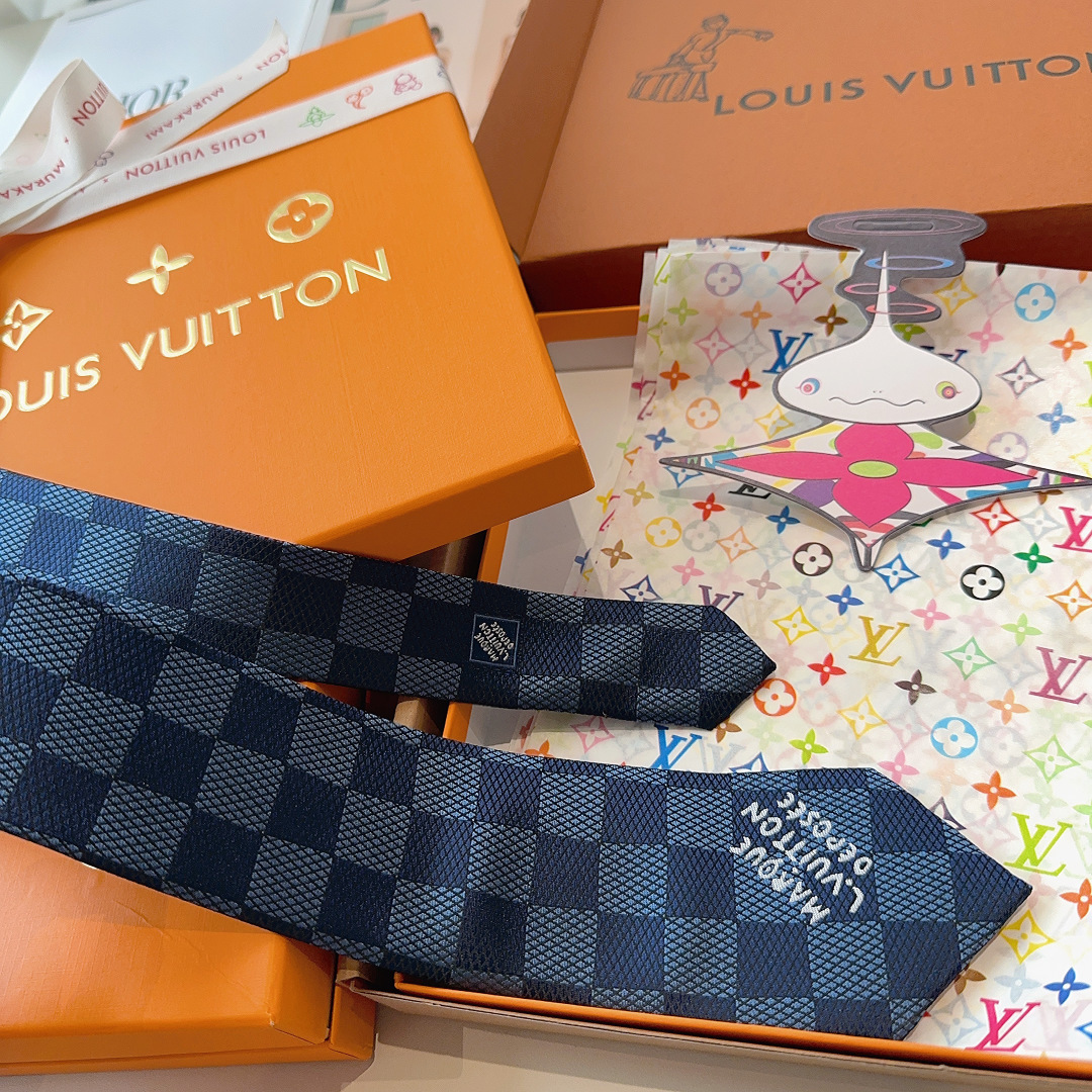 特 本款领带取材桑蚕丝装饰线混纺，汇聚创意总监Pharrell Williams 设计的品牌元素。经典D