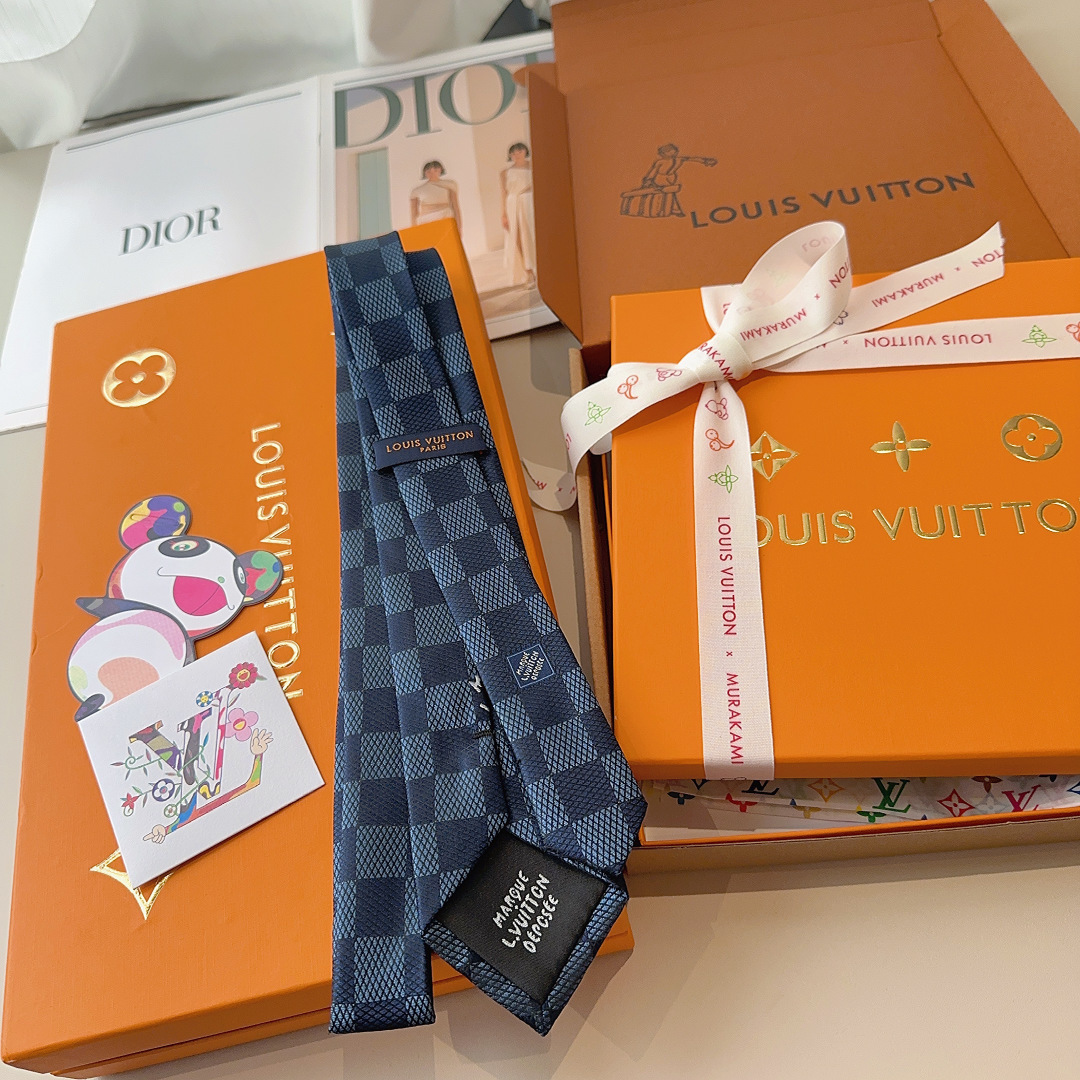 特 本款领带取材桑蚕丝装饰线混纺，汇聚创意总监Pharrell Williams 设计的品牌元素。经典D