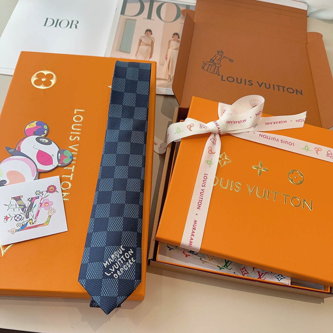 特 本款领带取材桑蚕丝装饰线混纺，汇聚创意总监Pharrell Williams 设计的品牌元素。经典D