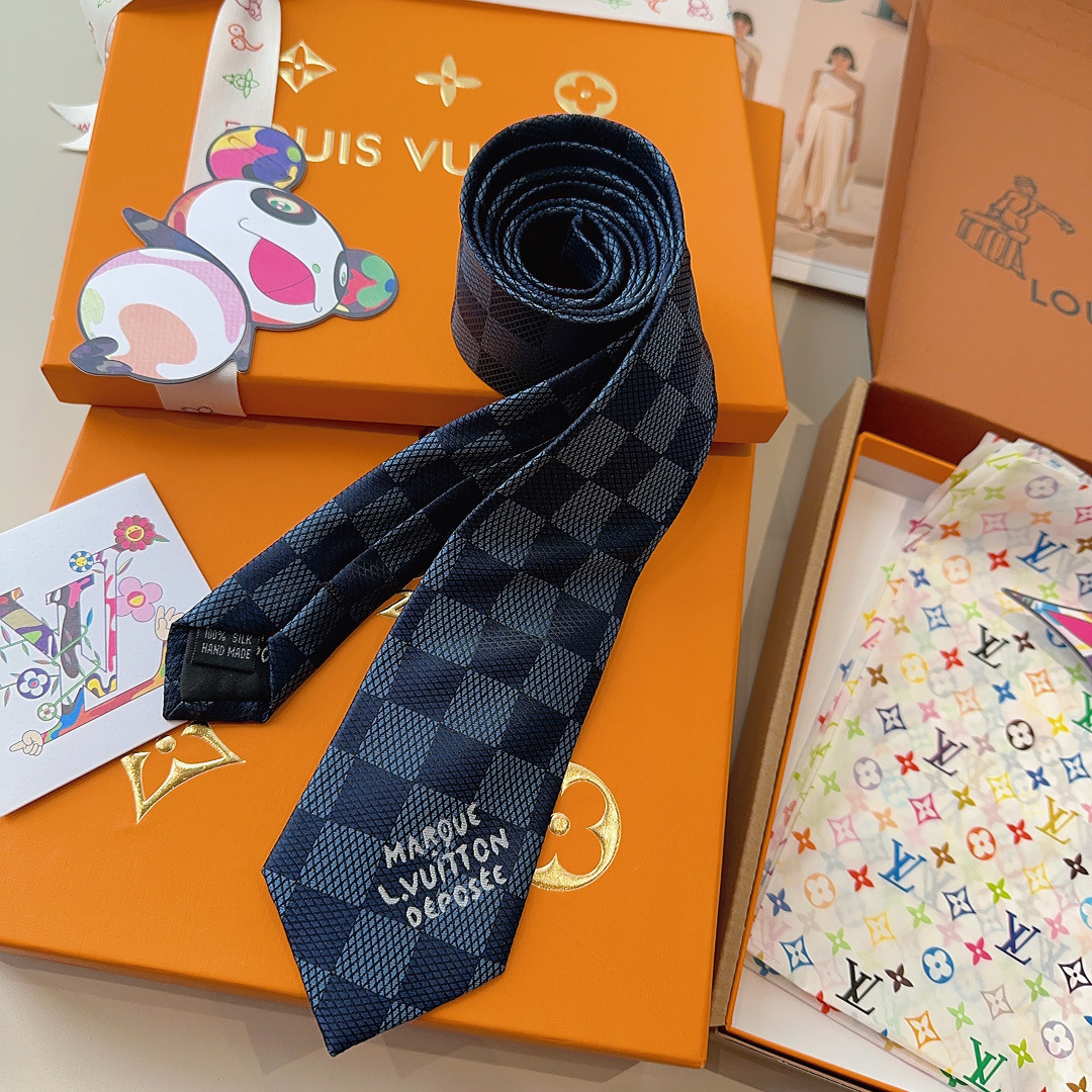 特 本款领带取材桑蚕丝装饰线混纺，汇聚创意总监Pharrell Williams 设计的品牌元素。经典D