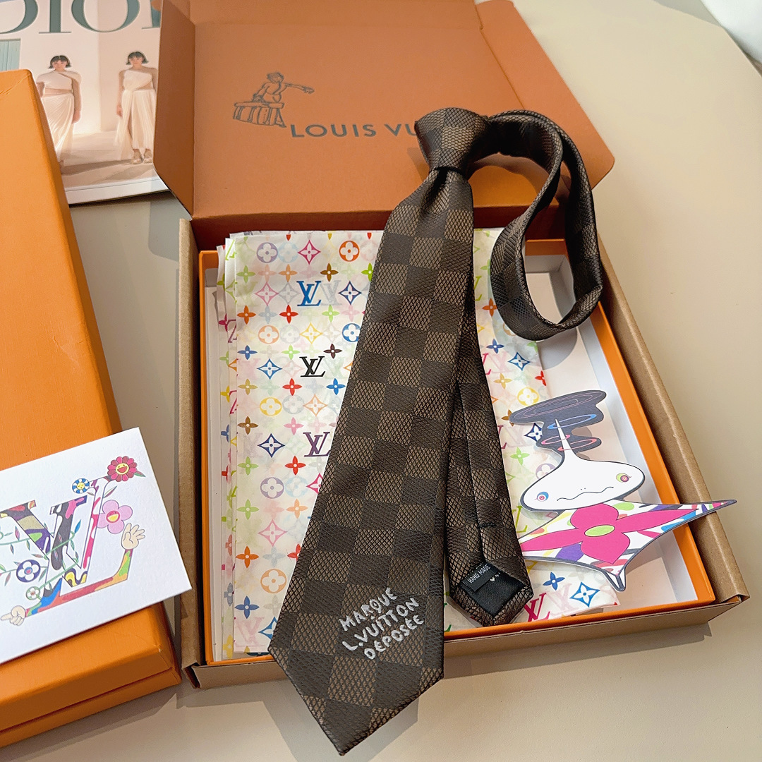 特 本款领带取材桑蚕丝装饰线混纺，汇聚创意总监Pharrell Williams 设计的品牌元素。经典D