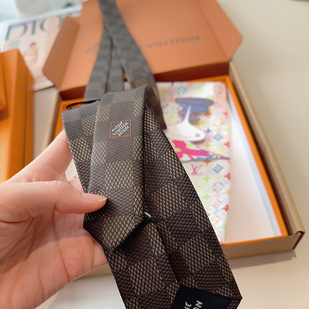 特 本款领带取材桑蚕丝装饰线混纺，汇聚创意总监Pharrell Williams 设计的品牌元素。经典D