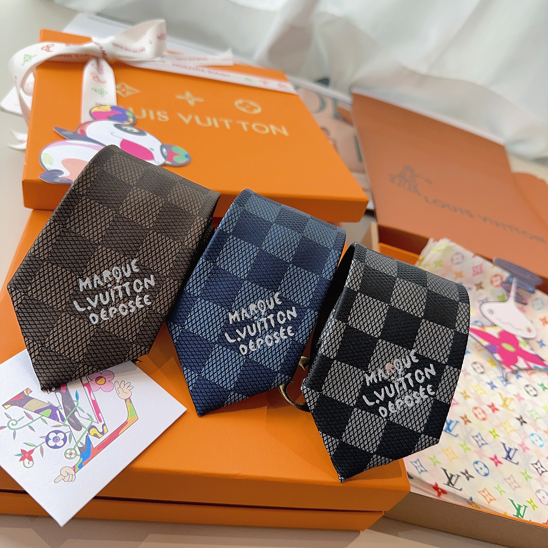 特 本款领带取材桑蚕丝装饰线混纺，汇聚创意总监Pharrell Williams 设计的品牌元素。经典D