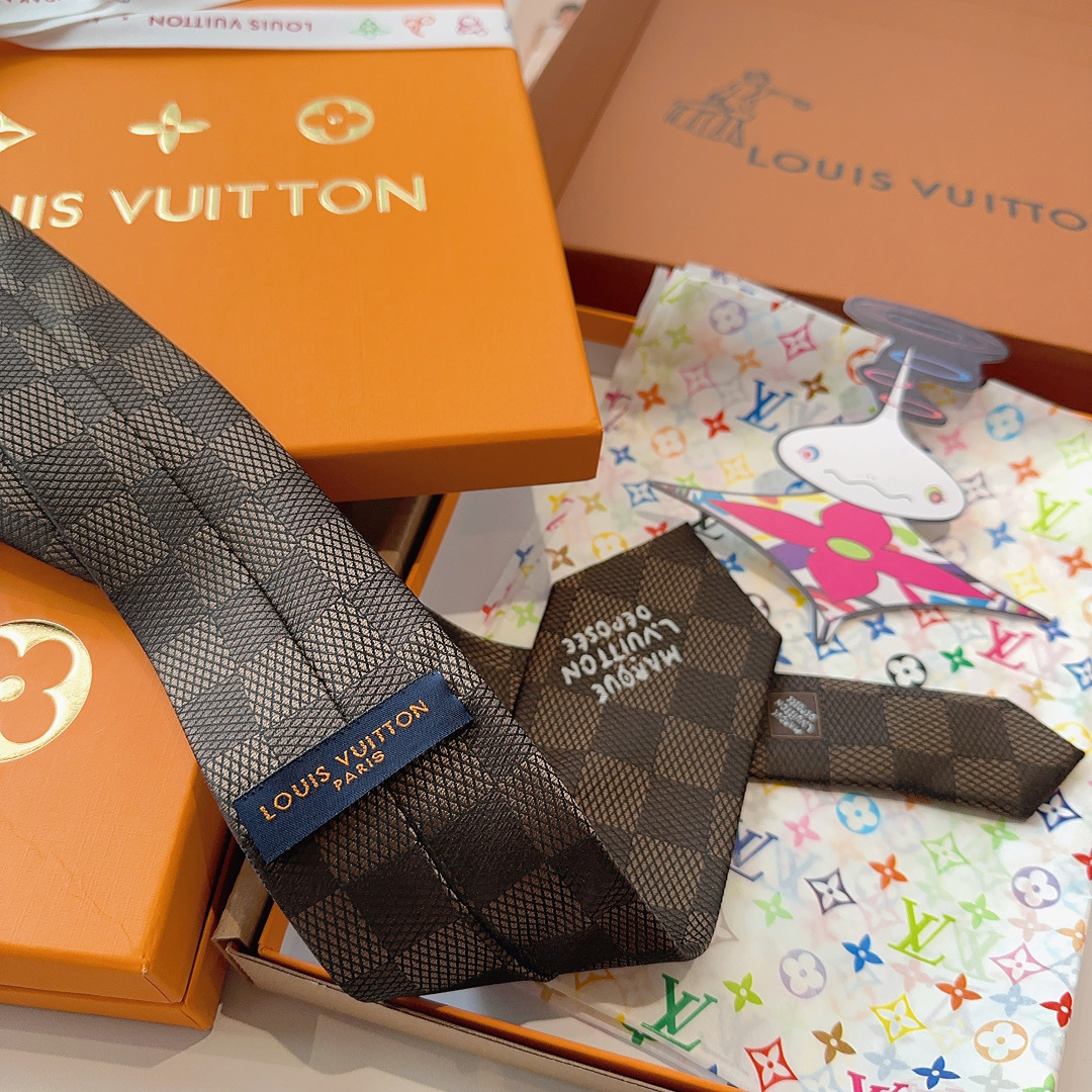 特 本款领带取材桑蚕丝装饰线混纺，汇聚创意总监Pharrell Williams 设计的品牌元素。经典D