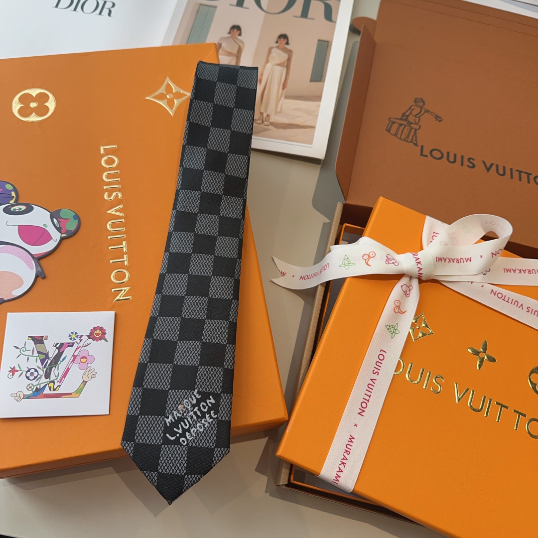 特 本款领带取材桑蚕丝装饰线混纺，汇聚创意总监Pharrell Williams 设计的品牌元素。经典D