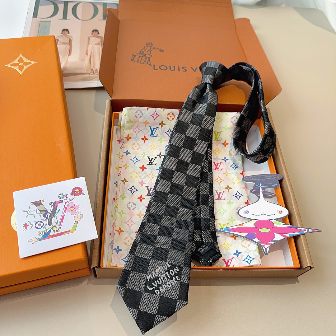 特 本款领带取材桑蚕丝装饰线混纺，汇聚创意总监Pharrell Williams 设计的品牌元素。经典D