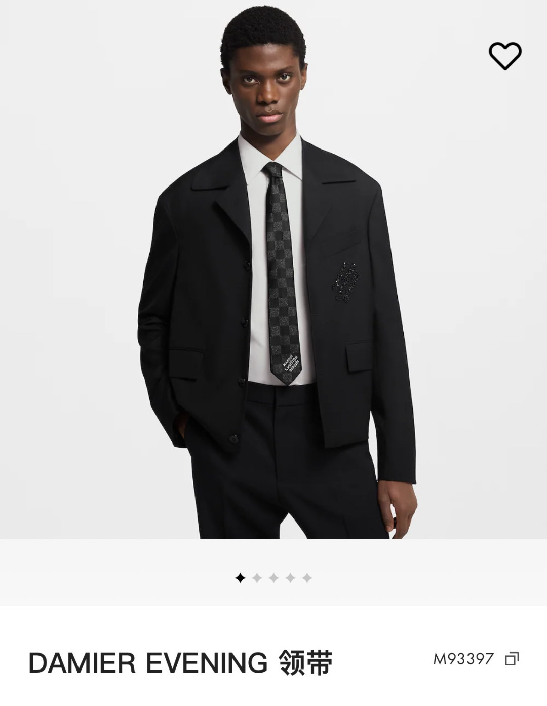 特 本款领带取材桑蚕丝装饰线混纺，汇聚创意总监Pharrell Williams 设计的品牌元素。经典D