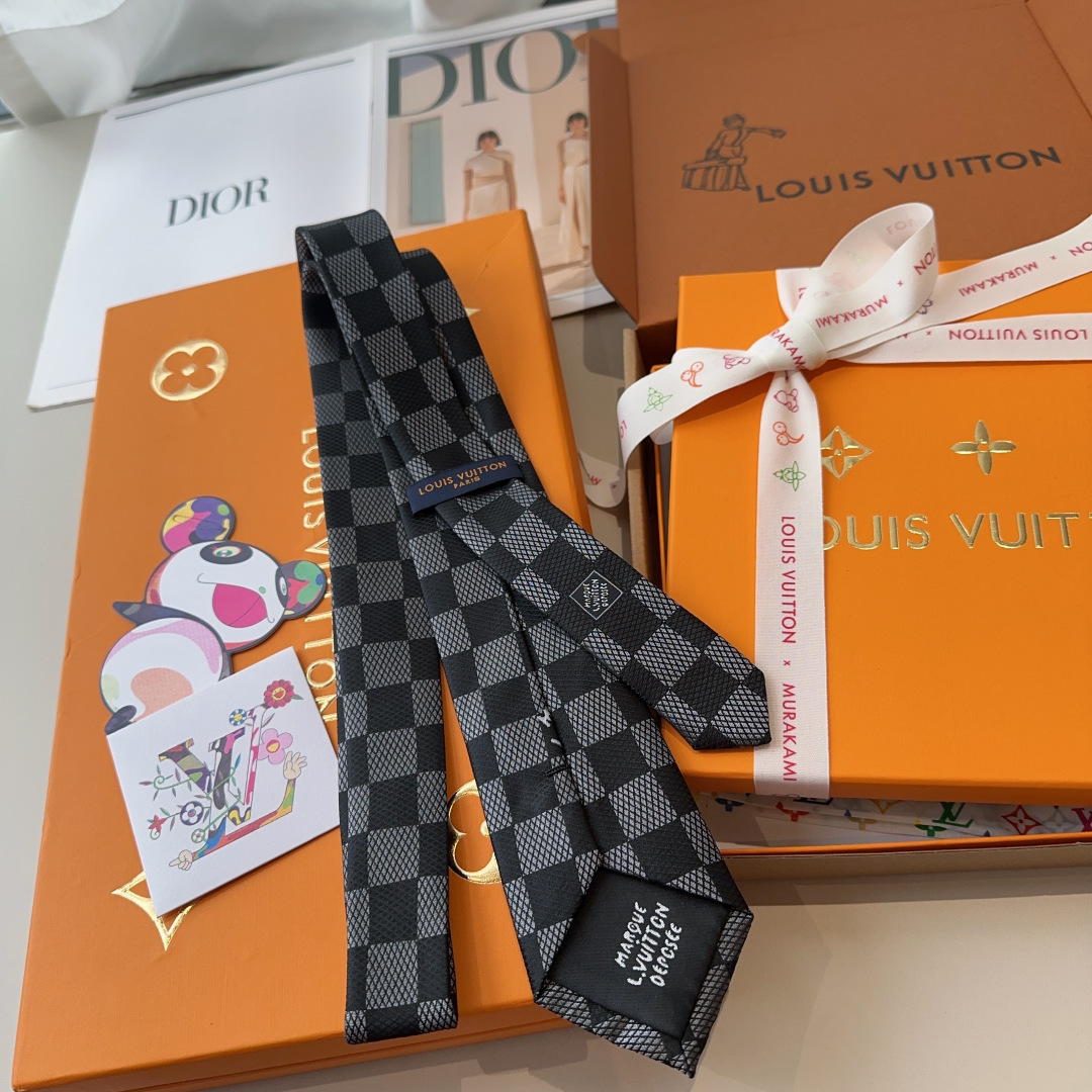 特 本款领带取材桑蚕丝装饰线混纺，汇聚创意总监Pharrell Williams 设计的品牌元素。经典D