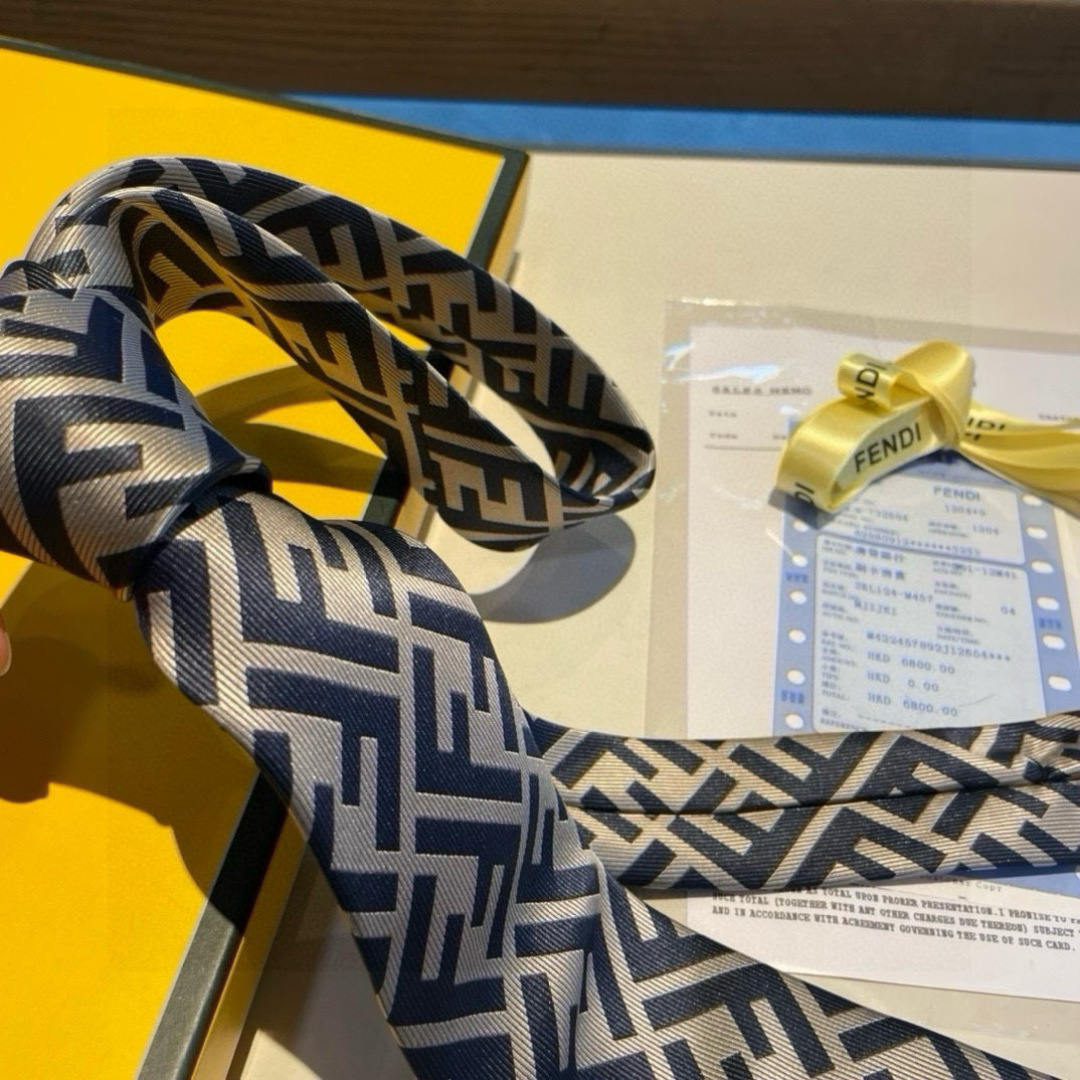 新 👏👏 男士芬迪爆款领带👔👔，稀有😻😻展现精湛手工与时尚优雅的理想选择，这款采用F家最具标志性的FF字