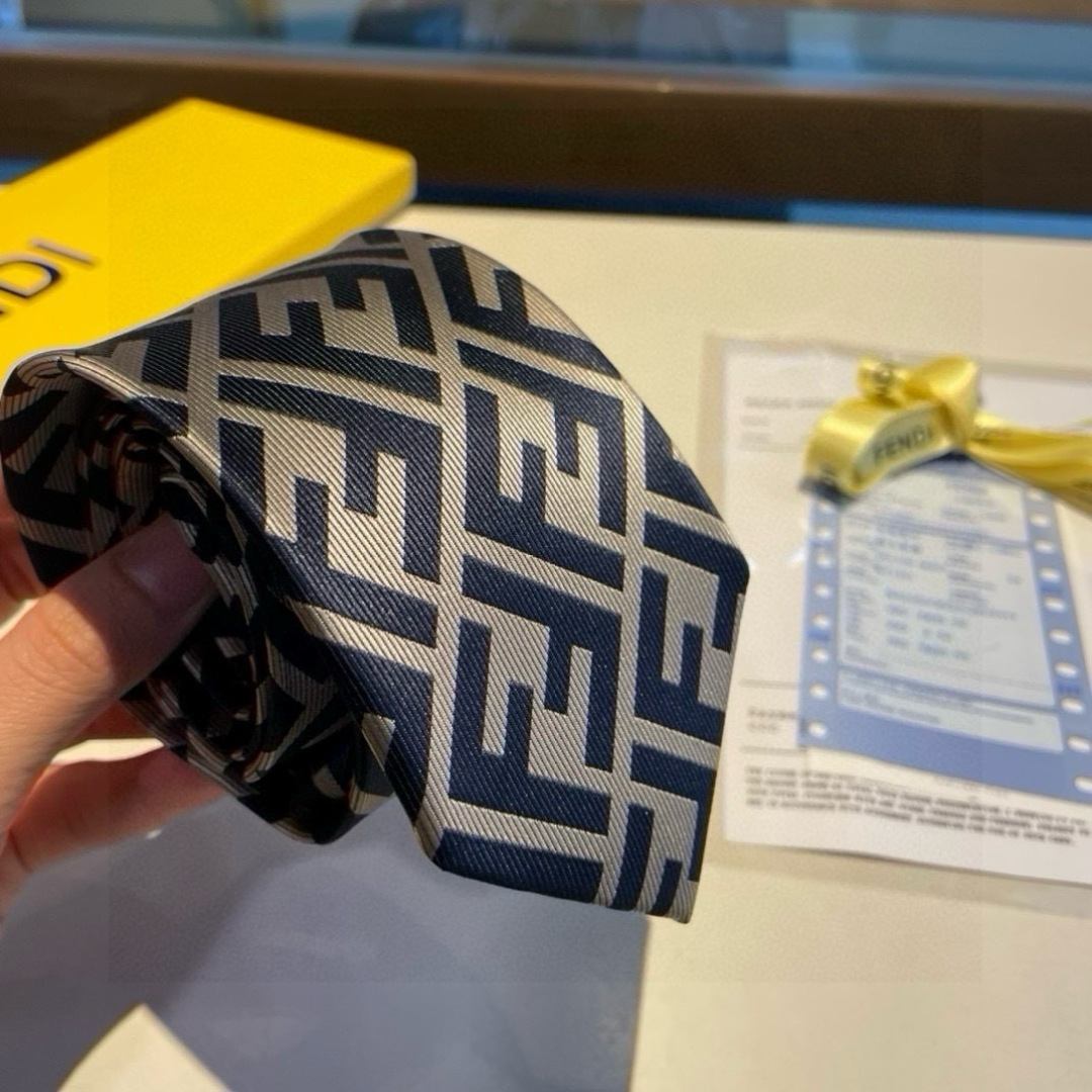 新 👏👏 男士芬迪爆款领带👔👔，稀有😻😻展现精湛手工与时尚优雅的理想选择，这款采用F家最具标志性的FF字