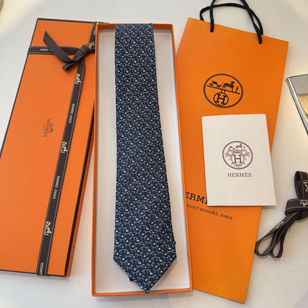 特 男士新款领带👔👔，稀有😻😻H家每年都有一千条不同印花的领带面世，从最初的多以几何图案表现骑术活动为主