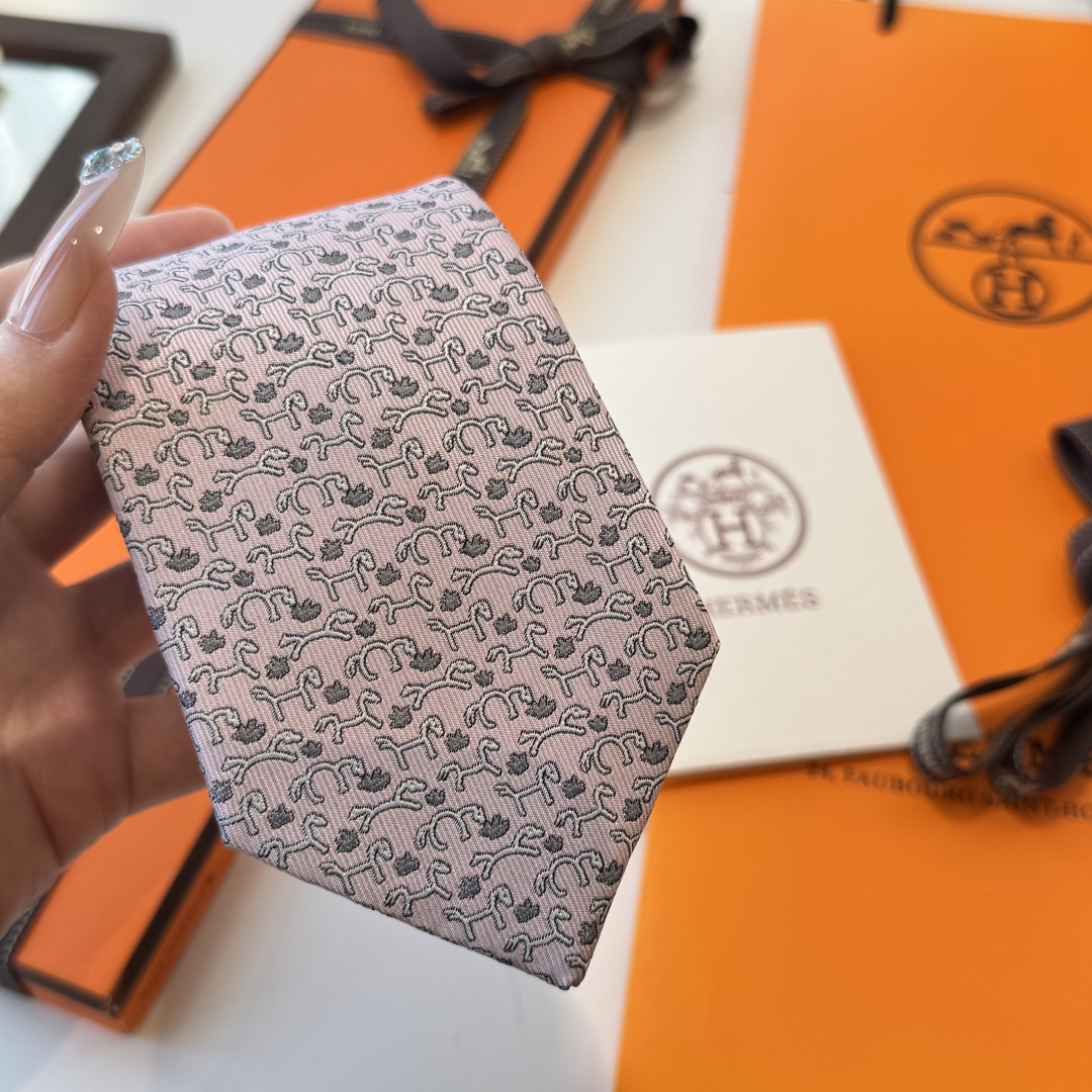 特 男士新款领带👔👔，稀有😻😻H家每年都有一千条不同印花的领带面世，从最初的多以几何图案表现骑术活动为主