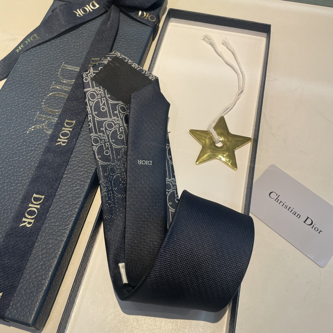 特 爆款到👏👏Do家新款领带 👔👔Dior男士【D家LOGO系列领带】，稀有😻😻展现精湛手工与时尚优雅的