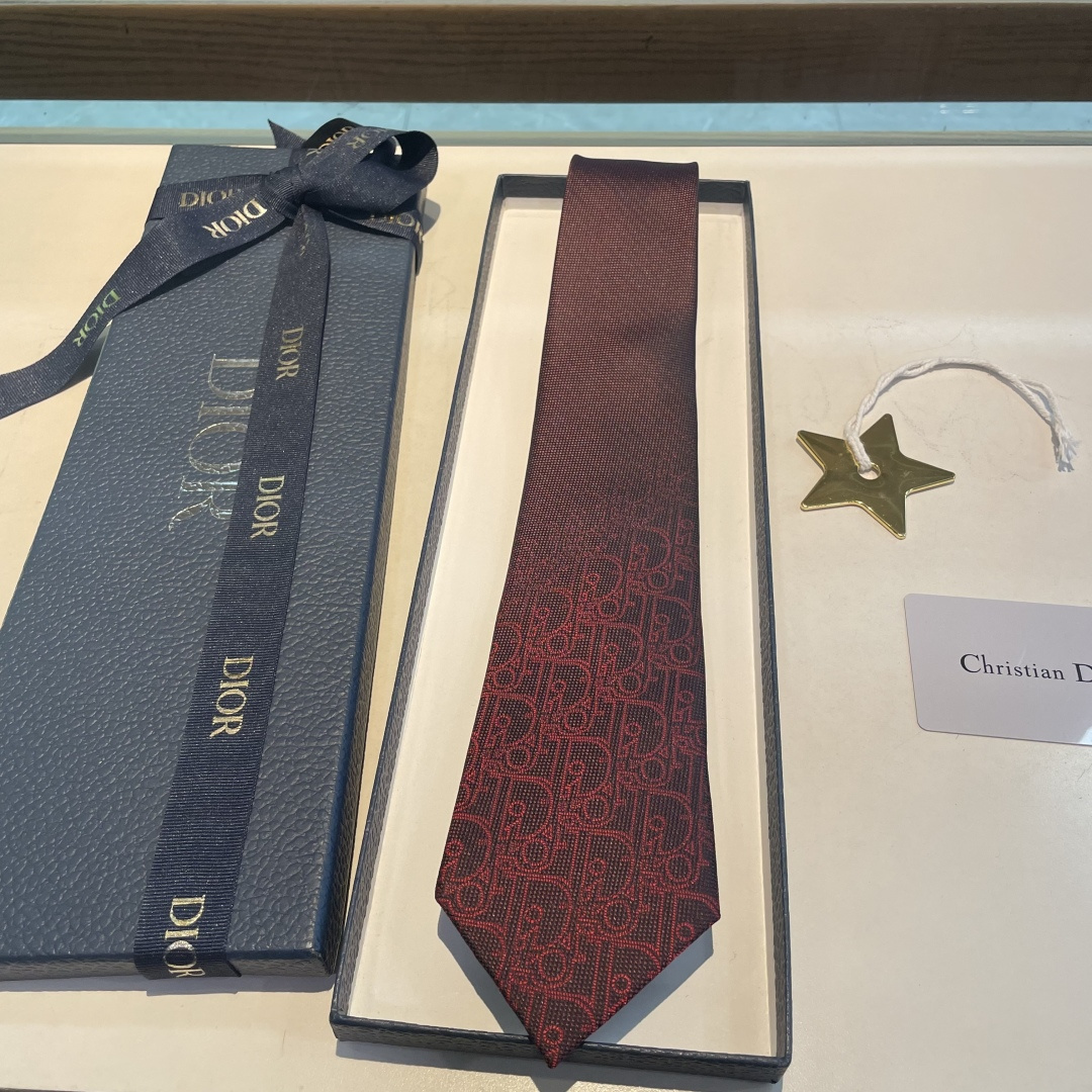 特 爆款到👏👏Do家新款领带 👔👔Dior男士【D家LOGO系列领带】，稀有😻😻展现精湛手工与时尚优雅的