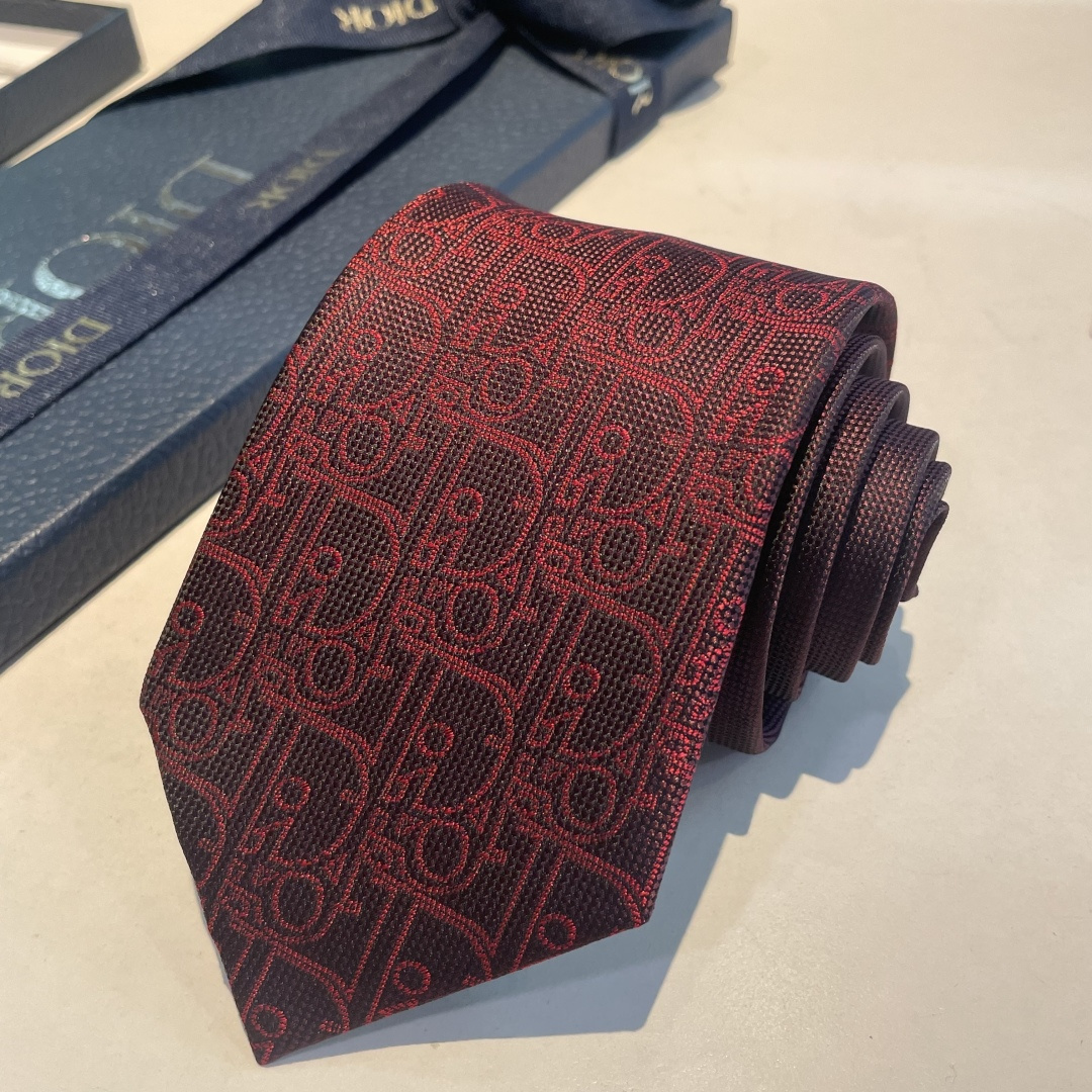 特 爆款到👏👏Do家新款领带 👔👔Dior男士【D家LOGO系列领带】，稀有😻😻展现精湛手工与时尚优雅的