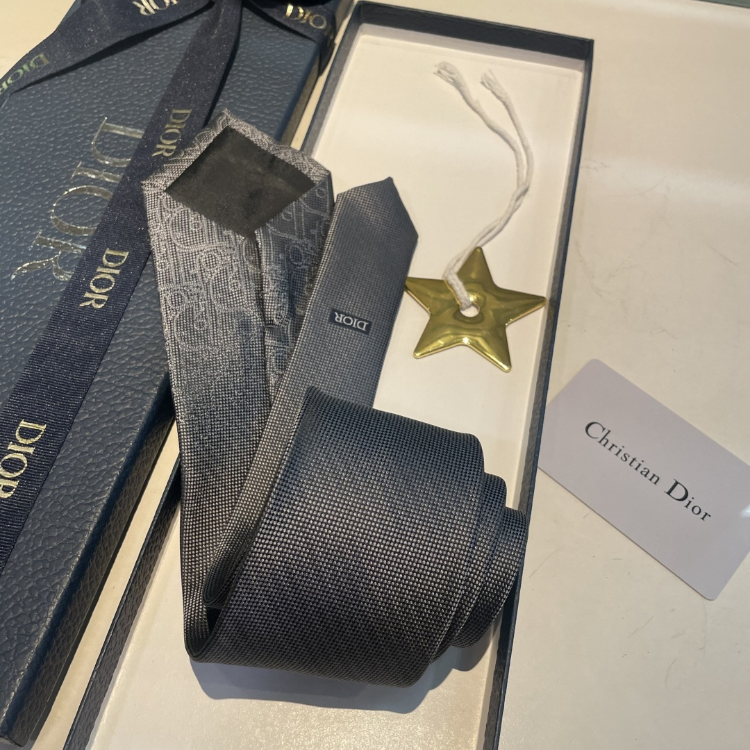 特 爆款到👏👏Do家新款领带 👔👔Dior男士【D家LOGO系列领带】，稀有😻😻展现精湛手工与时尚优雅的