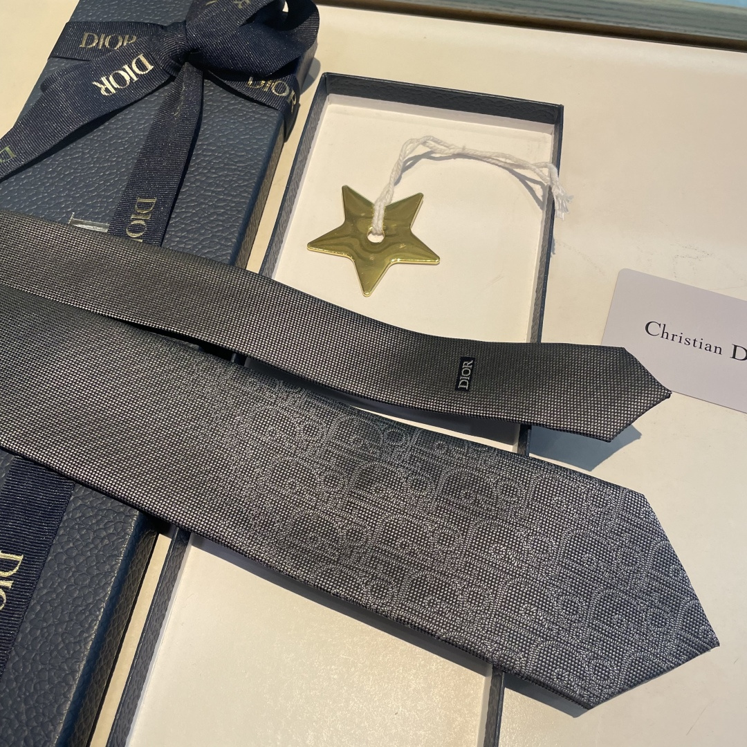 特 爆款到👏👏Do家新款领带 👔👔Dior男士【D家LOGO系列领带】，稀有😻😻展现精湛手工与时尚优雅的