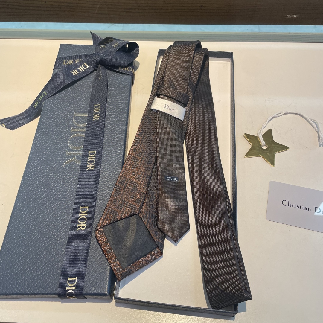 特 爆款到👏👏Do家新款领带 👔👔Dior男士【D家LOGO系列领带】，稀有😻😻展现精湛手工与时尚优雅的