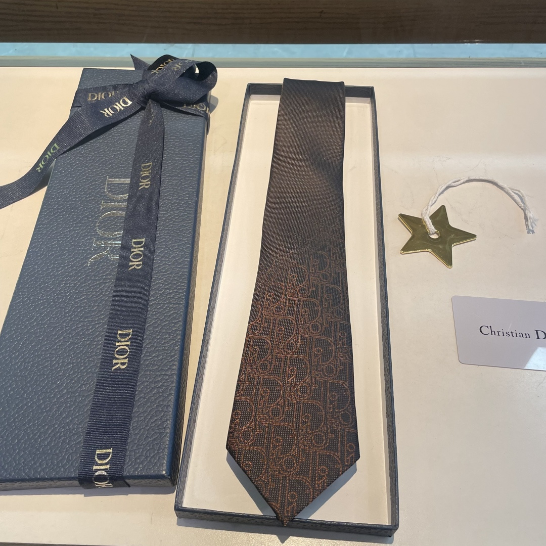 特 爆款到👏👏Do家新款领带 👔👔Dior男士【D家LOGO系列领带】，稀有😻😻展现精湛手工与时尚优雅的