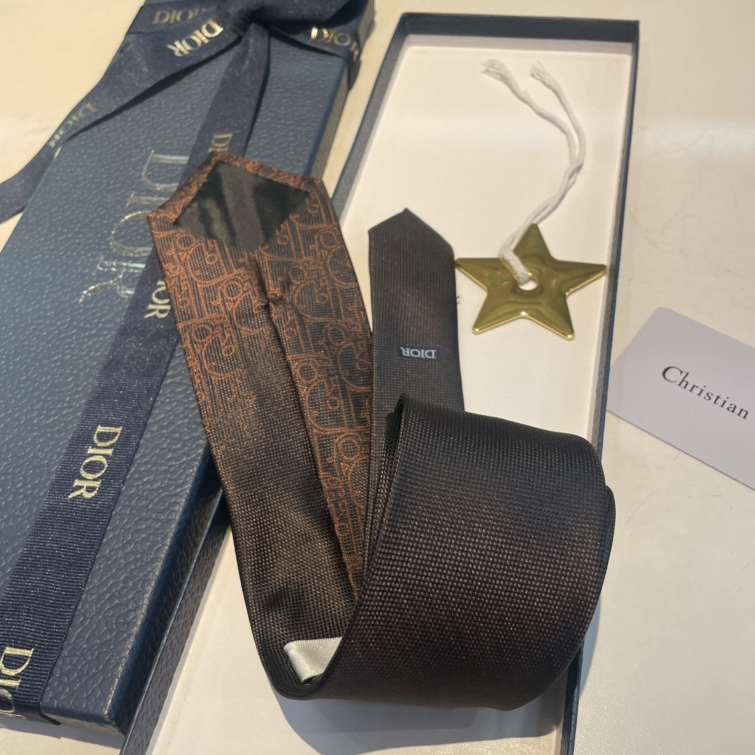 特 爆款到👏👏Do家新款领带 👔👔Dior男士【D家LOGO系列领带】，稀有😻😻展现精湛手工与时尚优雅的