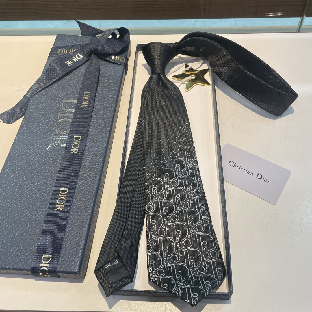 特 爆款到👏👏Do家新款领带 👔👔Dior男士【D家LOGO系列领带】，稀有😻😻展现精湛手工与时尚优雅的