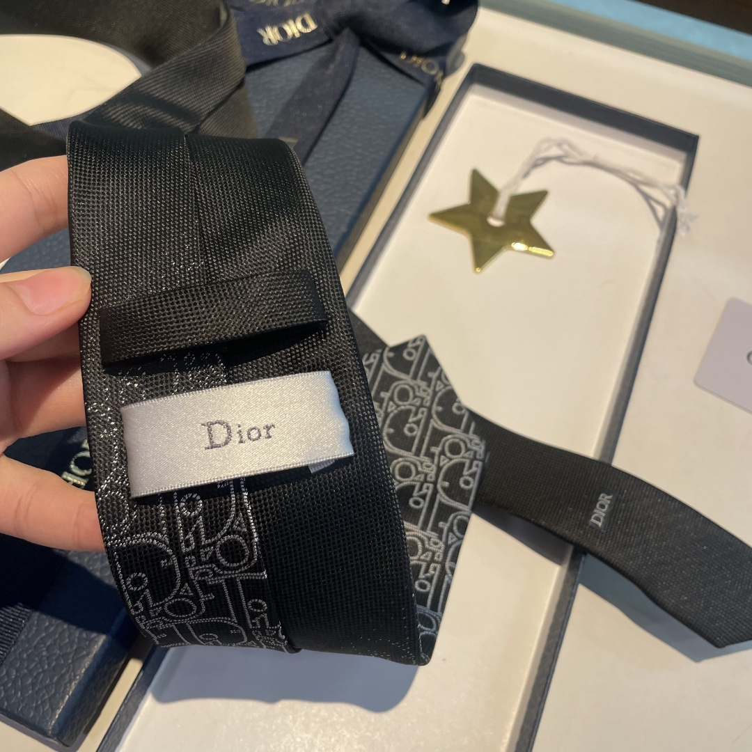 特 爆款到👏👏Do家新款领带 👔👔Dior男士【D家LOGO系列领带】，稀有😻😻展现精湛手工与时尚优雅的