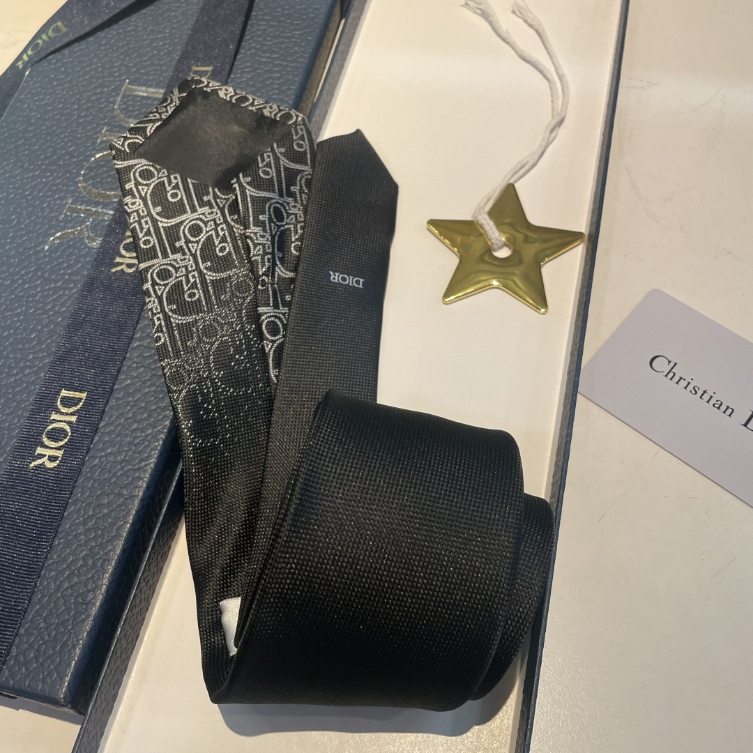 特 爆款到👏👏Do家新款领带 👔👔Dior男士【D家LOGO系列领带】，稀有😻😻展现精湛手工与时尚优雅的
