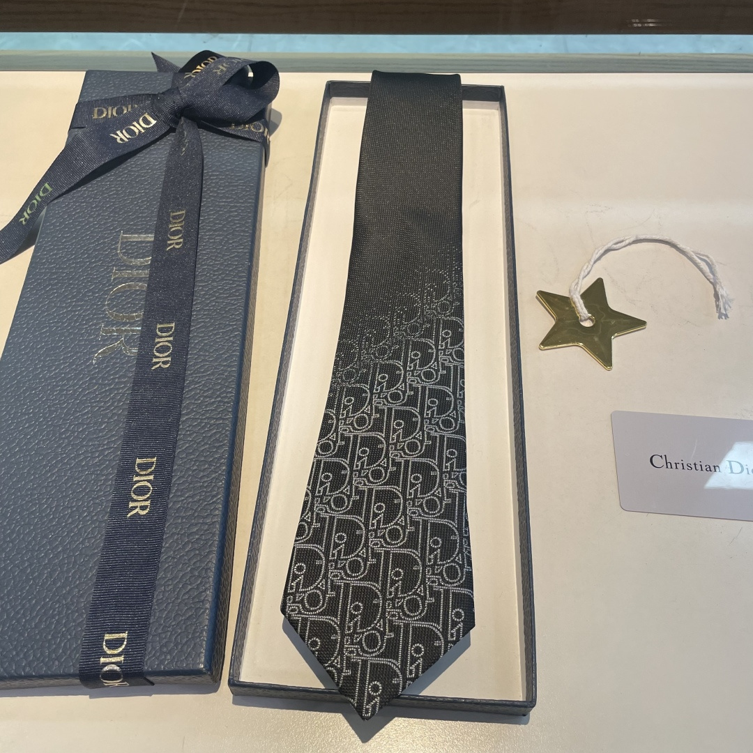 特 爆款到👏👏Do家新款领带 👔👔Dior男士【D家LOGO系列领带】，稀有😻😻展现精湛手工与时尚优雅的