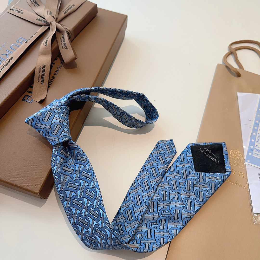 👏👏 这款绝了，专柜即将售磬 实物真的很美，巴宝莉男士博柏利爆款TB标志领带👔👔，稀有😻😻展现精湛手工与