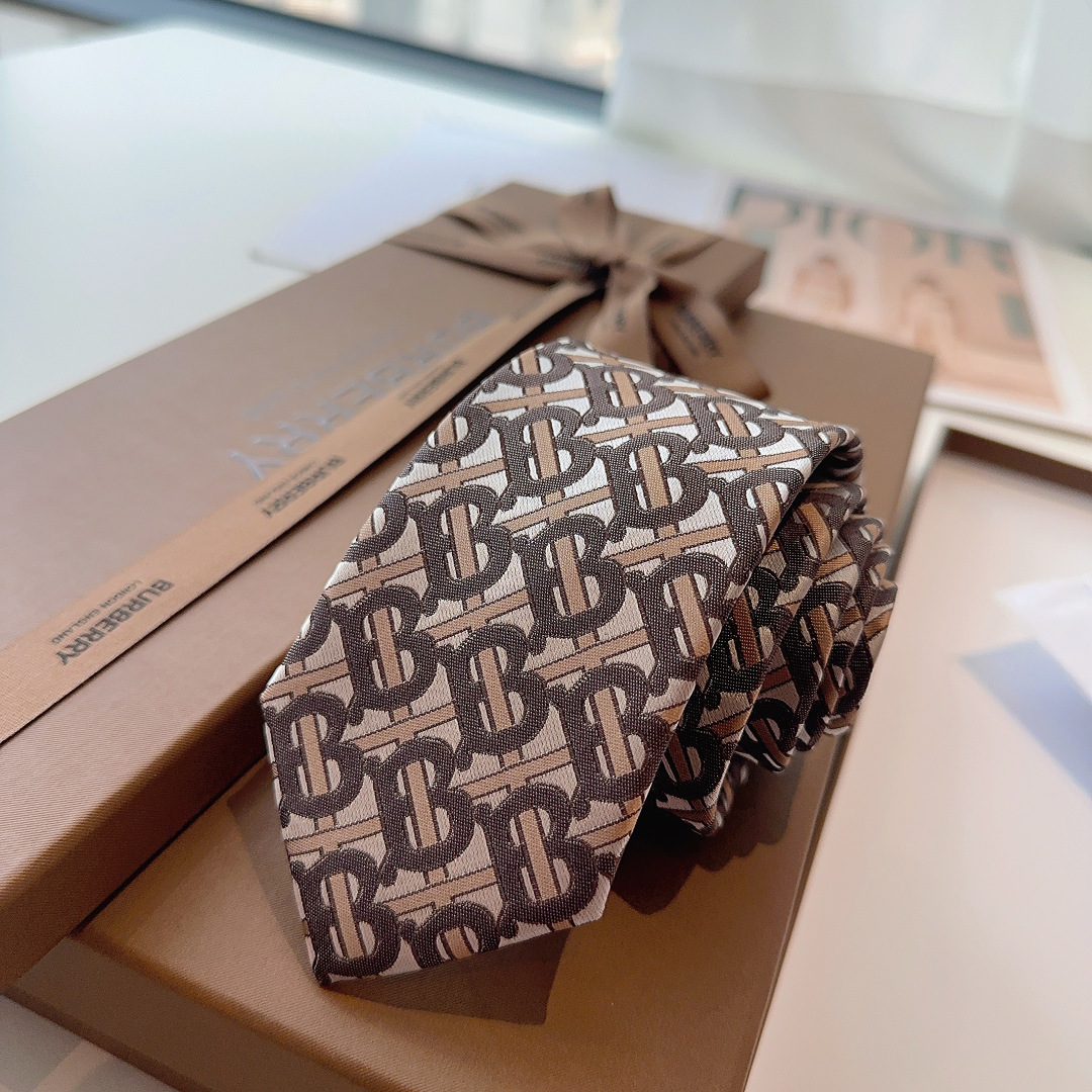 👏👏 这款绝了，专柜即将售磬 实物真的很美，巴宝莉男士博柏利爆款TB标志领带👔👔，稀有😻😻展现精湛手工与