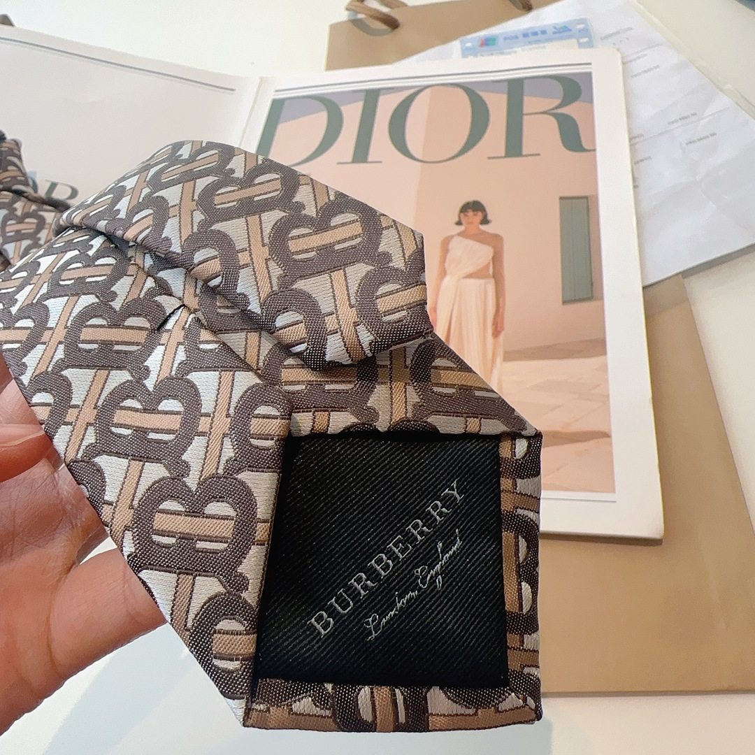 👏👏 这款绝了，专柜即将售磬 实物真的很美，巴宝莉男士博柏利爆款TB标志领带👔👔，稀有😻😻展现精湛手工与