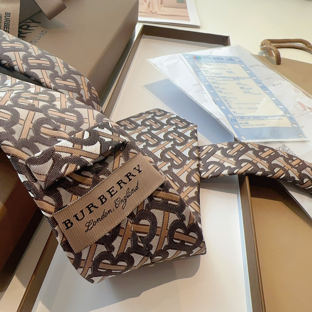 👏👏 这款绝了，专柜即将售磬 实物真的很美，巴宝莉男士博柏利爆款TB标志领带👔👔，稀有😻😻展现精湛手工与