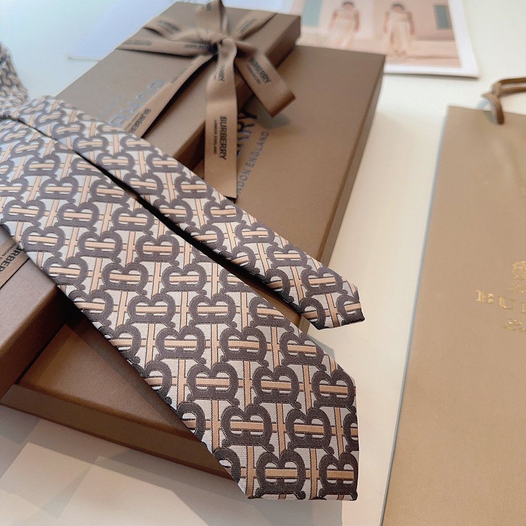 👏👏 这款绝了，专柜即将售磬 实物真的很美，巴宝莉男士博柏利爆款TB标志领带👔👔，稀有😻😻展现精湛手工与