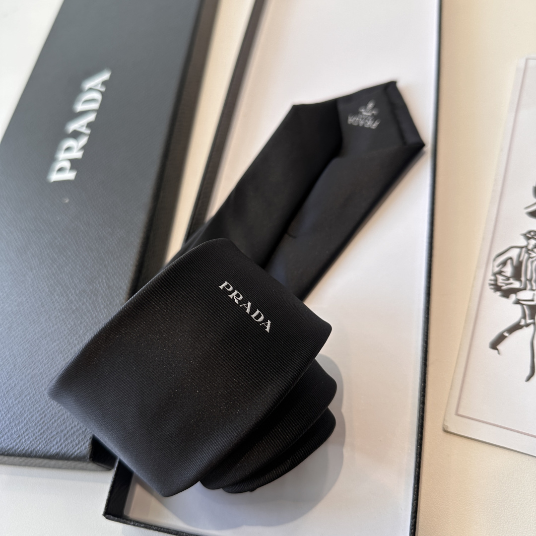 特 👏👏P家经典领带 中性款【Prada字母领带】高端定制，双层水洗标，稀有😻😻展现精湛手工与时尚优雅的