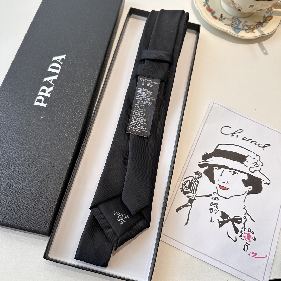 特 👏👏P家经典领带 中性款【Prada字母领带】高端定制，双层水洗标，稀有😻😻展现精湛手工与时尚优雅的