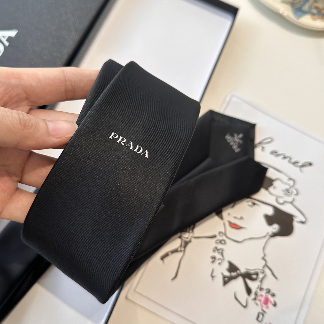 特 👏👏P家经典领带 中性款【Prada字母领带】高端定制，双层水洗标，稀有😻😻展现精湛手工与时尚优雅的