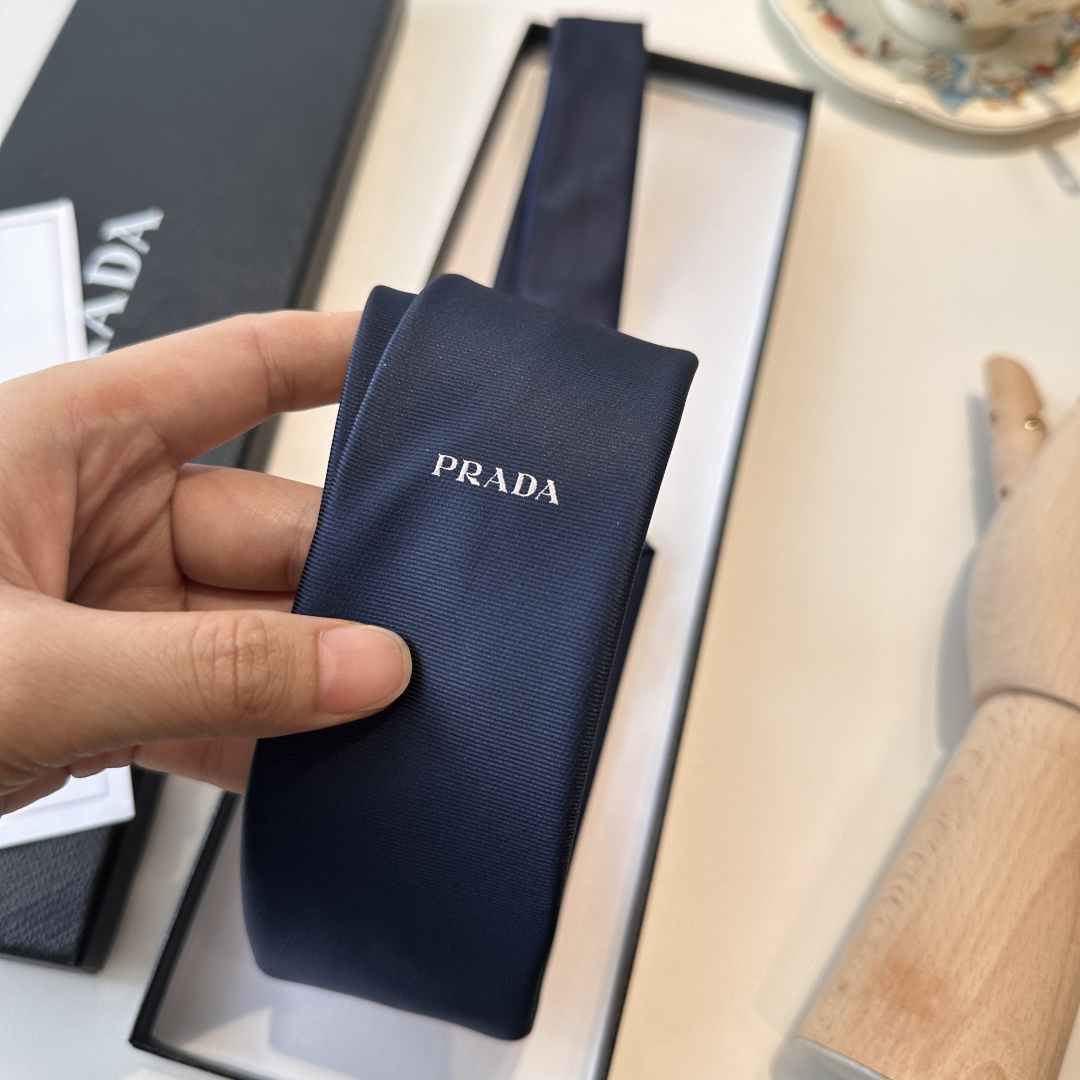 特 👏👏P家经典领带 中性款【Prada字母领带】高端定制，双层水洗标，稀有😻😻展现精湛手工与时尚优雅的