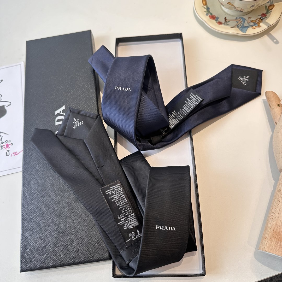 特 👏👏P家经典领带 中性款【Prada字母领带】高端定制，双层水洗标，稀有😻😻展现精湛手工与时尚优雅的