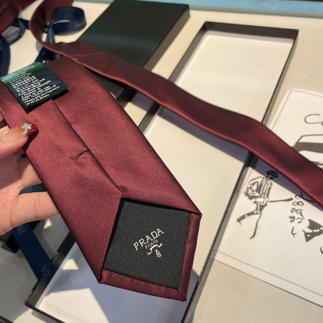 特 👏👏P家经典领带 中性款【Prada字母领带】高端定制，双层水洗标，稀有😻😻展现精湛手工与时尚优雅的